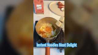 Cooking instant noodles, vermicelli with meat