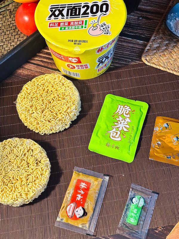 Instant Ramen Cooking Method Boiling Water and Flavor Golden Soup Beef Flavor Noodle
